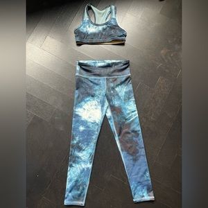 Girls size 6-7 old navy matching leggings and sports bra.